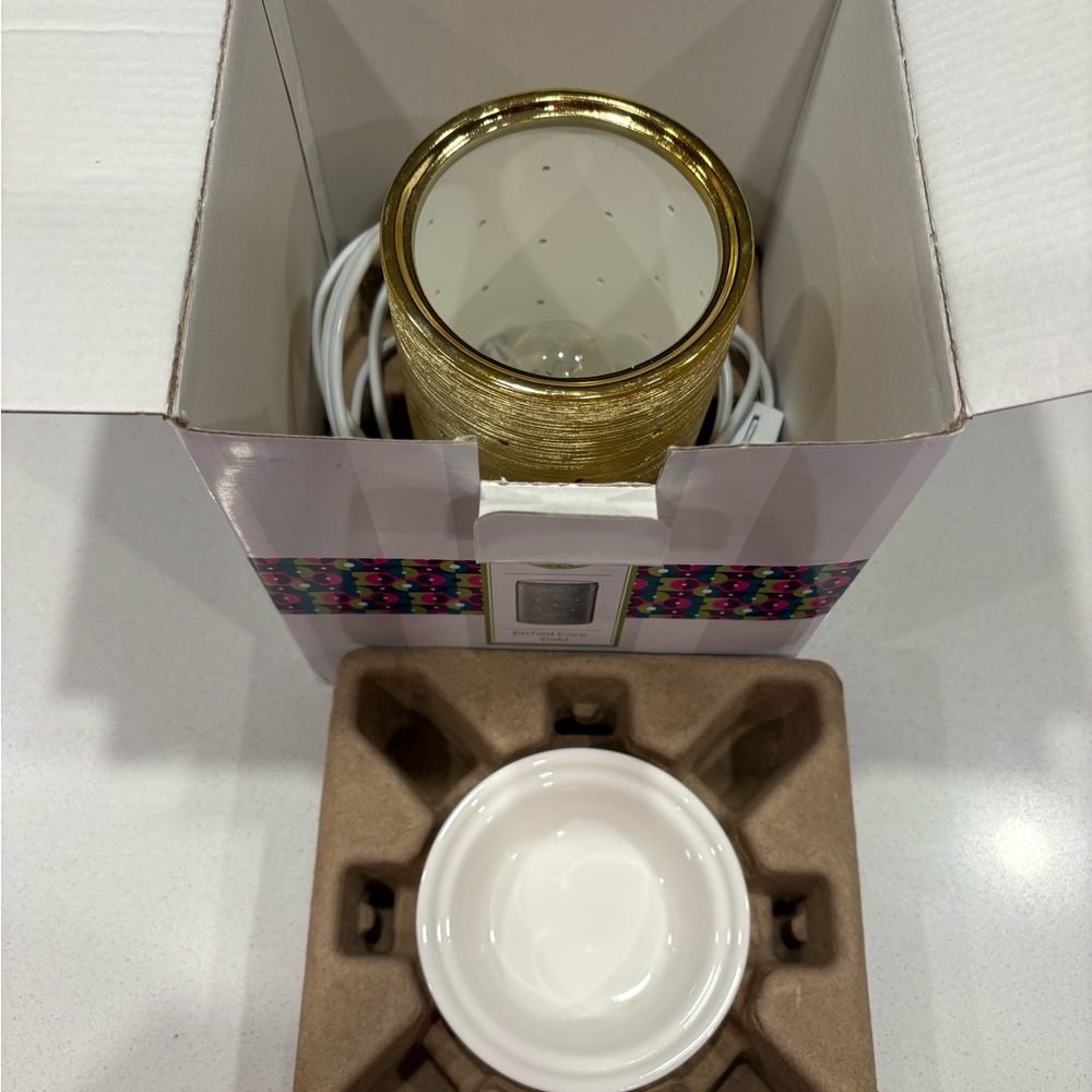Scentsy gold candle warmer - Picture 5 of 5